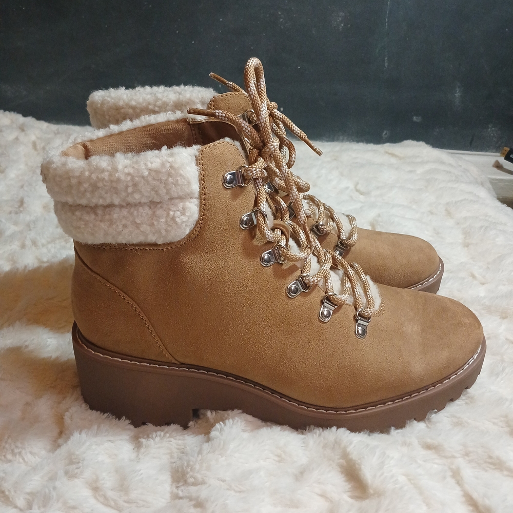 NEW Womens Leah Sherpa Hiker Boots Cognac- Universal Thread Size 9.5
